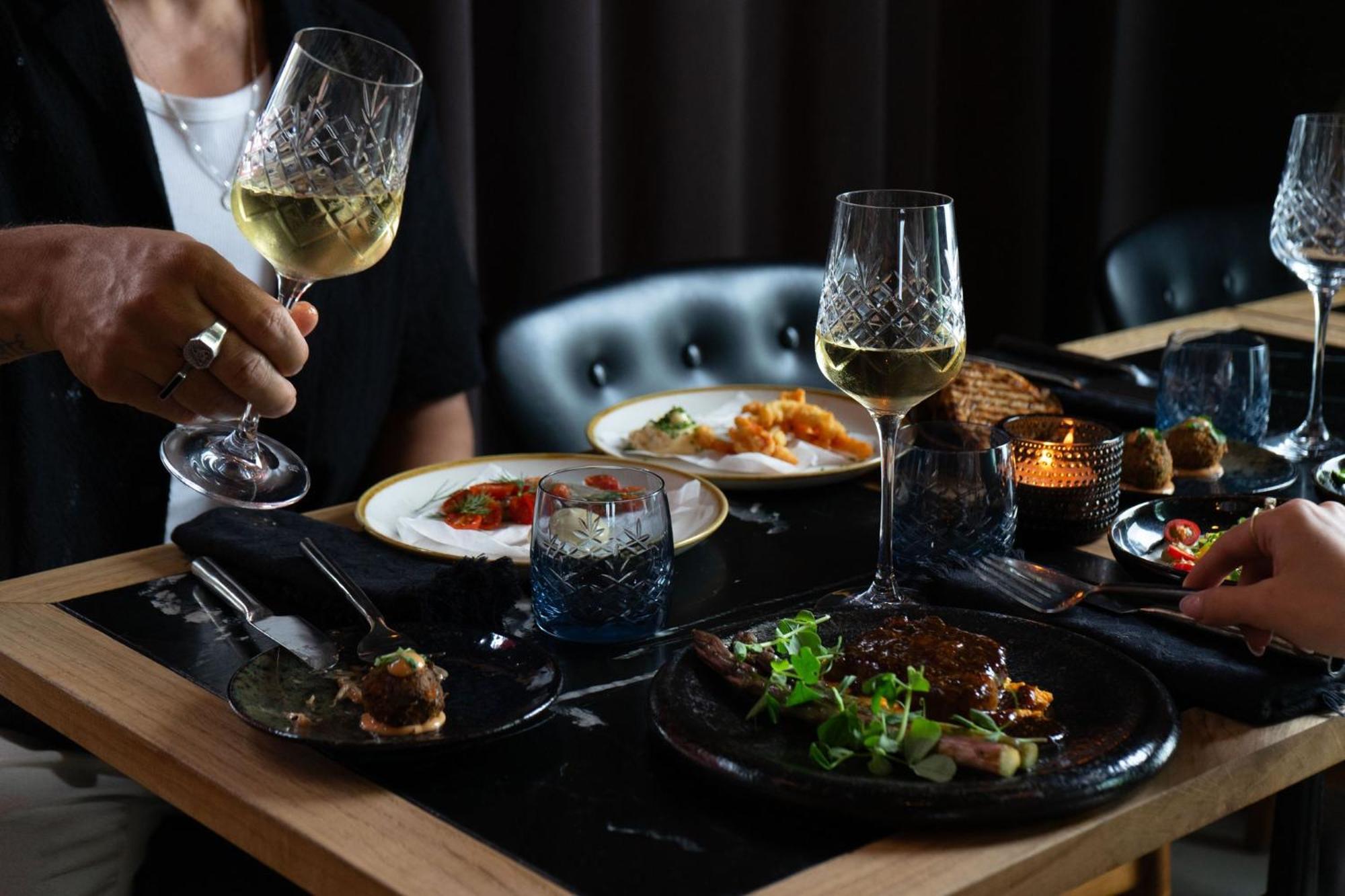 Manon Les Suites Guldsmeden Copenhaga Exterior foto A selection of tapas