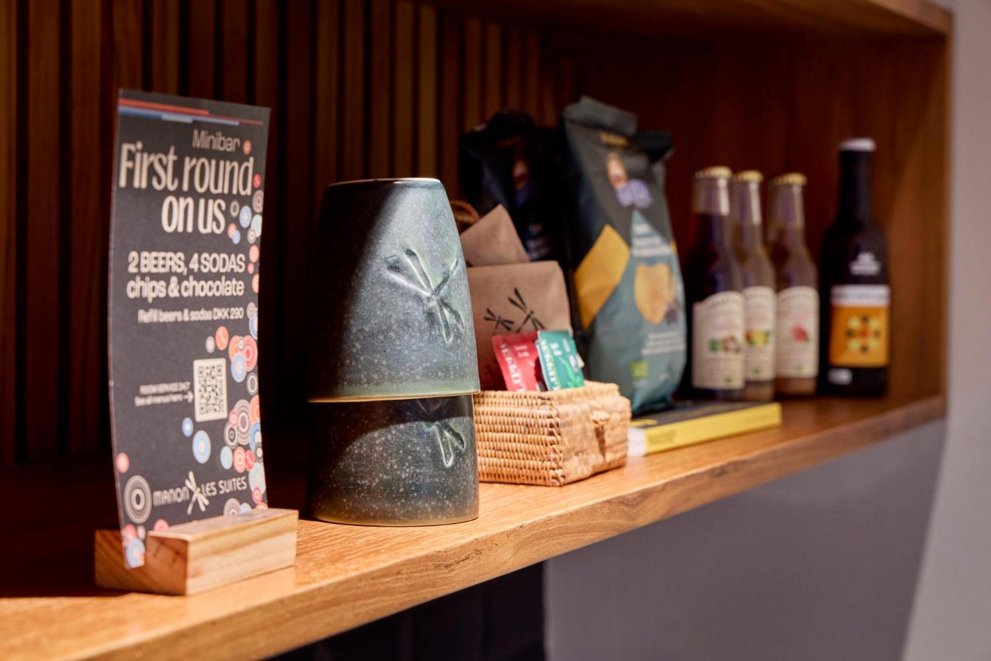 Manon Les Suites Guldsmeden Copenhaga Exterior foto Beer and snacks at the bar