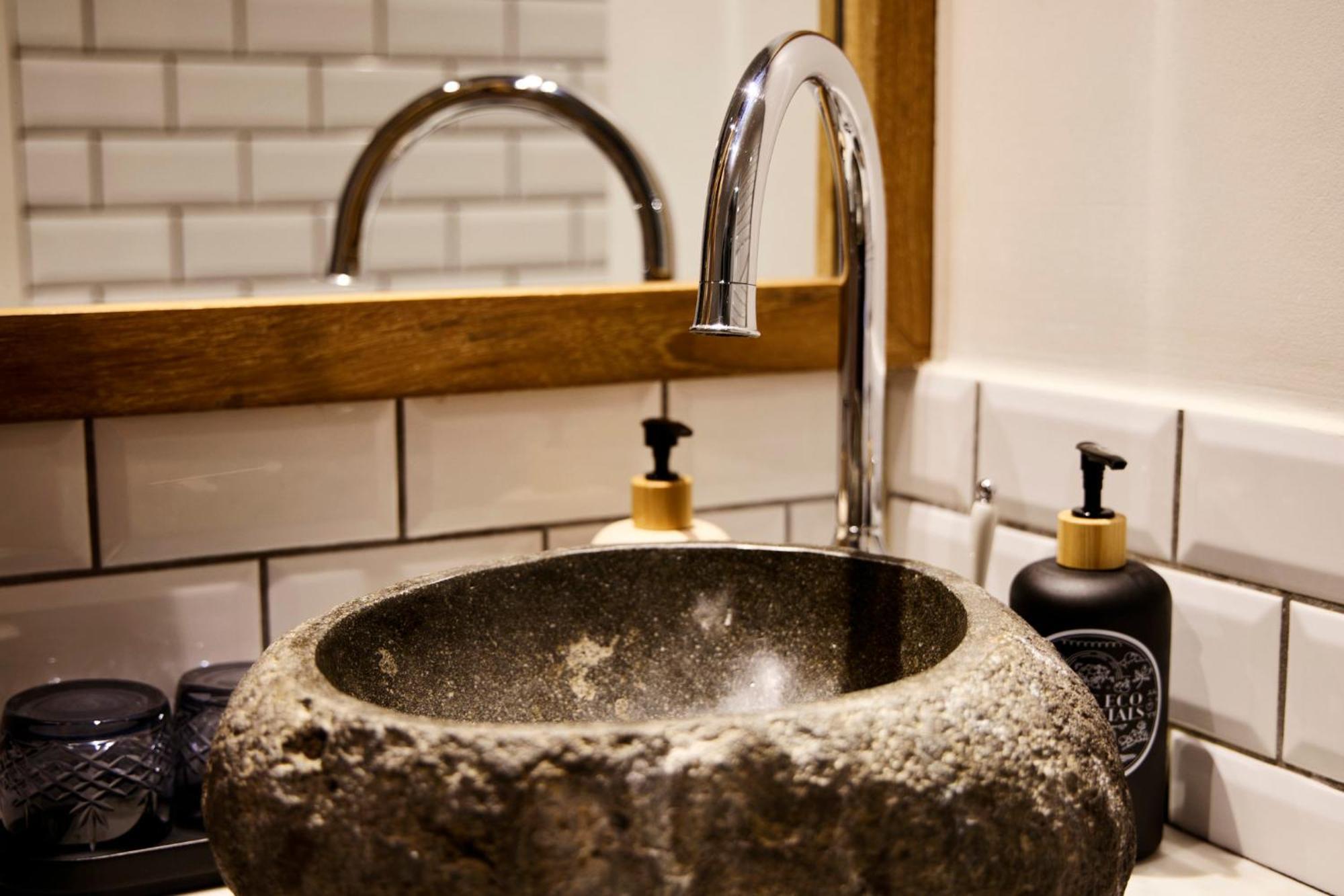 Manon Les Suites Guldsmeden Copenhaga Exterior foto A stone basin