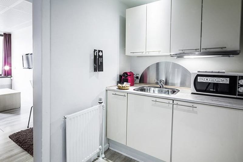 Manon Les Suites Guldsmeden Copenhaga Exterior foto A typical studio apartment kitchen